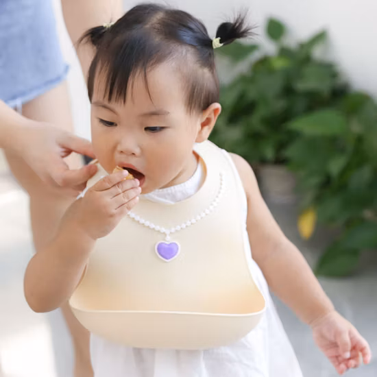Bavoirs tendance en Silicone de qualité alimentaire, poches à salive personnalisées, bavoir pour bébé